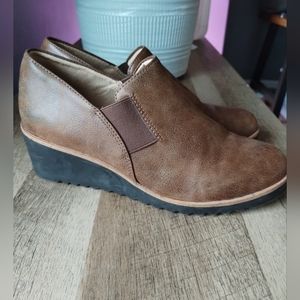 Life stride tan slip-on loafers